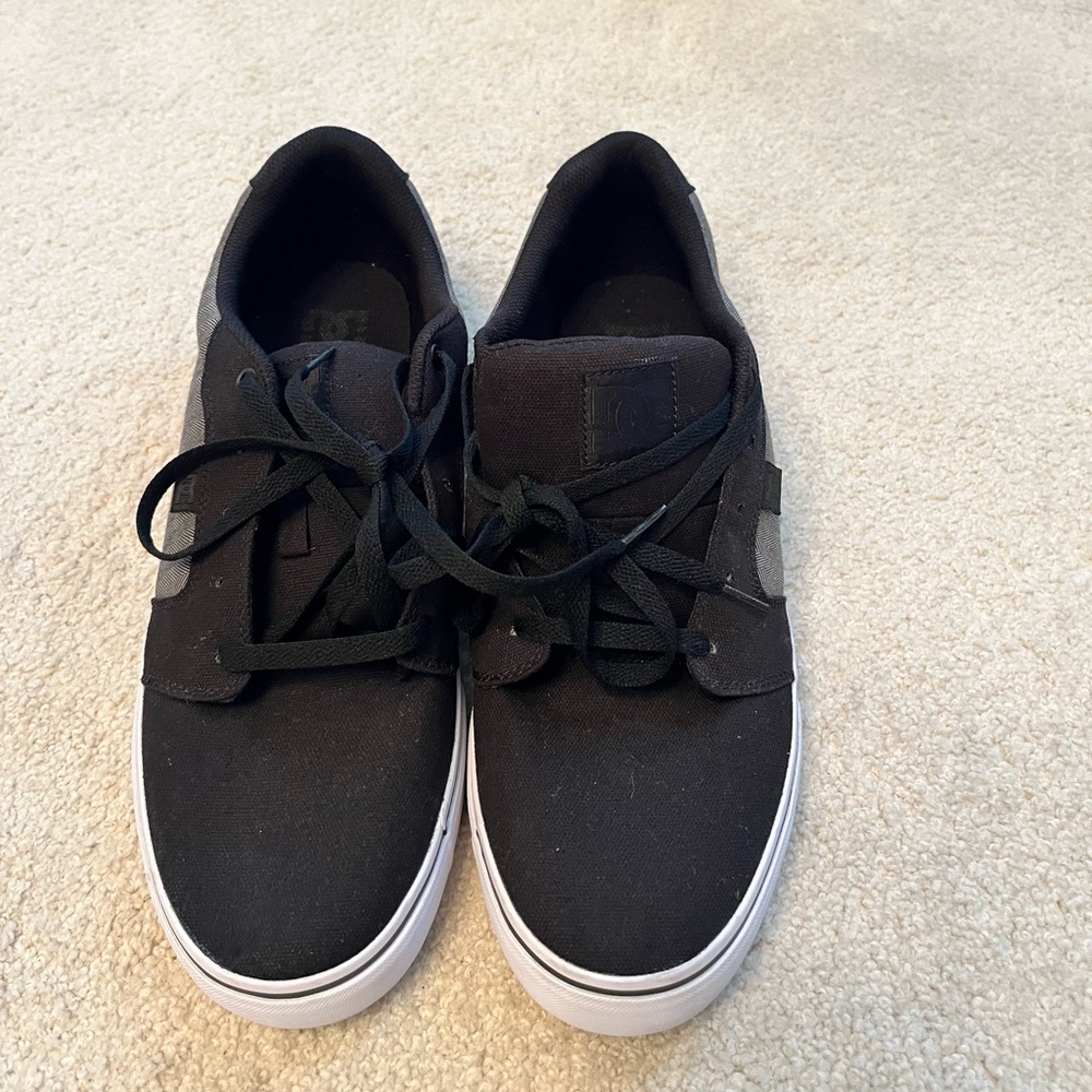 DC Mens never worn sneakers